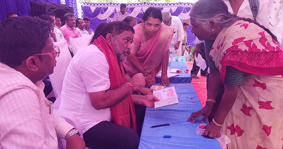 ಬಾಗೇಪಲ್ಲಿ ತಾಲ್ಲೂಕಿನ ತಿಮ್ಮಂಪಲ್ಲಿ ಗ್ರಾಮದಲ್ಲಿ ಹಮ್ಮಿಕೊಂಡಿದ್ದ ಜನಸ್ಪಂದನಾ ಸಭೆಯಲ್ಲಿ ವೃದ್ಧೆಯೊಬ್ಬರು ಶಾಸಕ ಎಸ್.ಎನ್.ಸುಬ್ಬಾರೆಡ್ಡಿ ಅವರಿಗೆ ಅಹವಾಲು ಅರ್ಜಿ ಸಲ್ಲಿಸಿದರು