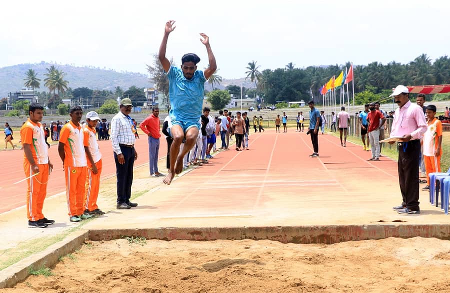 ಚಾಮರಾಜನಗರದ ಡಾ.ಬಿ.ಆರ್‌.ಅಂಬೇಡ್ಕರ್ ಜಿಲ್ಲಾ ಕ್ರೀಡಾಂಗಣದಲ್ಲಿ ಬುಧವಾರ ನಡೆದ ಜಿಲ್ಲಾ ಮಟ್ಟದ ದಸರಾ ಕ್ರೀಡಾಕೂಟದಲ್ಲಿ ಸ್ಪರ್ಧಿಯೊಬ್ಬರು ಜಿಗಿದ ಪರಿ