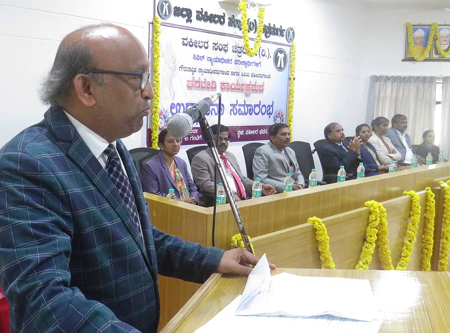 ಚಿತ್ರದುರ್ಗದ ವಕೀಲರ ಭವನದಲ್ಲಿ ಹಮ್ಮಿಕೊಂಡಿದ್ದ ನ್ಯಾಯಾಧೀಶ ಹುದ್ದೆ ಪರೀಕ್ಷಾರ್ಥಿಗಳ ತರಬೇತಿ ಕಾರ್ಯಕ್ರಮದಲ್ಲಿ ಪ್ರಧಾನ ಜಿಲ್ಲಾ ಮತ್ತು ಸಿವಿಲ್‌ ನ್ಯಾಯಾಧೀಶ ರೋಣ ವಾಸುದೇವ ಮಾತನಾಡಿದರು