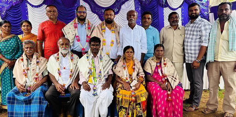 ರಾಮನಗರ ತಾಲ್ಲೂಕಿನ ಅರೇಹಳ್ಳಿ ಹಾಲು ಉತ್ಪಾದಕರ ಸಹಕಾರ ಸಂಘದ ವಾರ್ಷಿಕ ಮಹಾಸಭೆಯಲ್ಲಿ ಸಂಘಕ್ಕೆ ಅತಿ ಹೆಚ್ಚು ಹಾಲು ಪೂರೈಸಿದ ಸದಸ್ಯರನ್ನು ಸನ್ಮಾನಿಸಲಾಯಿತು. ಸಂಘದ ಅಧ್ಯಕ್ಷ ನಾಗರಾಜು ಅಂಕಯ್ಯ, ಬಮೂಲ್ ರಾಮನಗರ ಶಿಬಿರ ಕಚೇರಿ ಉಪ ವ್ಯವಸ್ಥಾಪಕ ಟಿ.ಜಿ. ಗಣೇಶ್, ಗ್ರಾ.ಪಂ. ಸದಸ್ಯ ಗಂಗಾಧರ್ ಗೌಡ, ಸಂಘದ ನಿರ್ದೇಶಕರು ಹಾಗೂ ಇತರರು ಇದ್ದಾರೆ