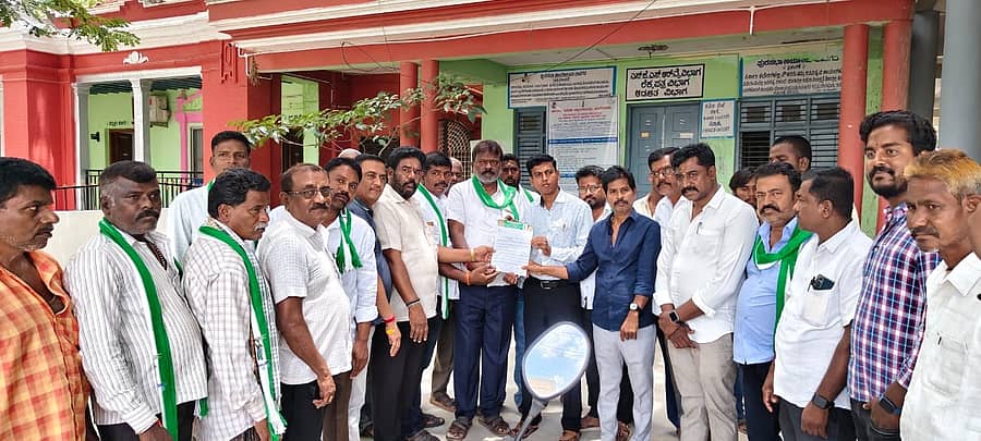 ಪಾವಗಡ ವಿವಿಧ ಬಡಾವಣೆಗಳ ಸಮಸ್ಯೆ ಬಗೆಹರಿಸಬೇಕು ಎಂದು ಒತ್ತಾಯಿಸಿ ಜೆಡಿಎಸ್ ತಾಲ್ಲೂಕು ಘಟಕದ ಪದಾಧಿಕಾರಿಗಳು ಪುರಸಭೆ ಮುಖ್ಯಾಧಿಕಾರಿ ಜಾಫರ್ ಷರೀಫ್ ಅವರಿಗೆ ಬುಧವಾರ ಮನವಿಪತ್ರ ನೀಡಿದರು.