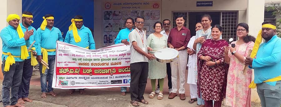 ಶ್ರೀರಂಗಪಟ್ಟಣದಲ್ಲಿ ಆರೋಗ್ಯ ಮತ್ತು ಕುಟುಂಬ ಕಲ್ಯಾಣ ಇಲಾಖೆ, ಜಿಲ್ಲಾ ಏಡ್ಸ್ ನಿಯಂತ್ರಣ ಹಾಗೂ ಪ್ರತಿಬಂಧಕ ಘಟಕ ಬುಧವಾರ ಏರ್ಪಡಿಸಿದ್ದ ಎಚ್ಐವಿ–ಏಡ್ಸ್ ತಡೆಯಲು ಬೀದಿ ನಾಟಕದ ಮೂಲಕ ಜನ ಜಾಗೃತಿ ಆಂದೋಲನಕ್ಕೆ ಸ್ತ್ರೀ ರೋಗ ತಜ್ಞೆ ಡಾ.ಸವಿತಾ ಚಾಲನೆ ನೀಡಿದರು