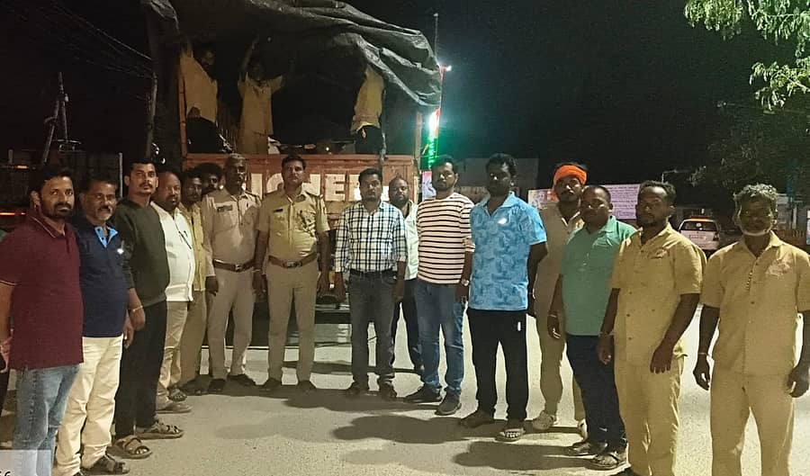 <div class="paragraphs"><p>ಯಾದಗಿರಿ ನಗರದಲ್ಲಿ ಕಾರ್ಯಾಚರಣೆ ನಡೆಸಿ ಬಿಡಾಡಿ ದನಗಳನ್ನು ವಾಹನದಲ್ಲಿ ಗೋಶಾಲೆಗೆ ಸಾಗಿಸಲಾಯಿತು</p></div>