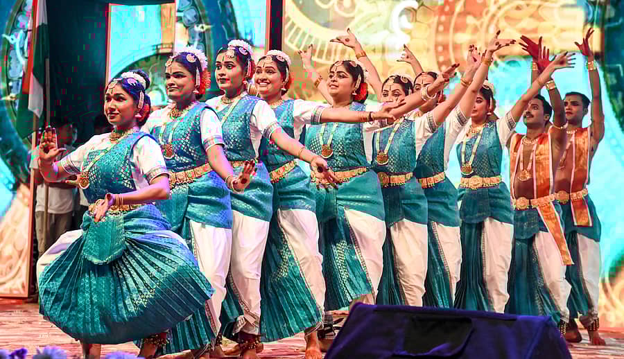 ಮೈಸೂರಿನ ಮಾನಸಗಂಗೋತ್ರಿ ಬಯಲು ರಂಗಮಂದಿರದಲ್ಲಿ ನಾಡಹಬ್ಬ ದಸರಾ ಮಹೋತ್ಸವ ಪ್ರಯುಕ್ತ ಬುಧವಾರ ಆರಂಭವಾದ ‘ಯುವ ಸಂಭ್ರಮ’ದಲ್ಲಿ ಕರ್ನಾಟಕ ರಾಜ್ಯ ಗಂಗೂಬಾಯಿ ಹಾನಗಲ್ ಸಂಗೀತ ಮತ್ತು ಪ್ರದರ್ಶಕ ಕಲೆಗಳ ವಿಶ್ವವಿದ್ಯಾಲಯದ ವಿದ್ಯಾರ್ಥಿಗಳು ‘ಸ್ವರ ಭಾರತಿ’ ನೃತ್ಯ ರೂಪಕ ಪ್ರದರ್ಶಿಸಿದರು –ಪ್ರಜಾವಾಣಿ ಚಿತ್ರ: ಅನೂಪ್ ರಾಘ ಟಿ.