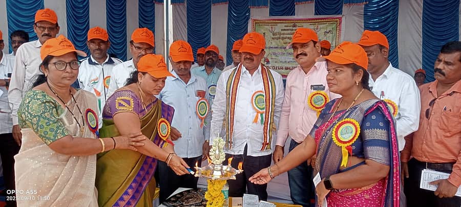 ಜಗಳೂರಿನಲ್ಲಿ ಬುಧವಾರ ತಾಲ್ಲೂಕು ಕ್ರೀಡಾಂಗಣದಲ್ಲಿ ಬುಧವಾರ ಆಯೋಜಿಸಿದ್ದ ಪ್ರಾಥಮಿಕ ಹಾಗೂ ಪ್ರೌಢಶಾಲೆಗಳ ಹಂತದ ತಾಲ್ಲೂಕು ಮಟ್ಟದ ಕ್ರೀಡಾಕೂಟವನ್ನು ಶಾಸಕ ಬಿ. ದೇವೇಂದ್ರಪ್ಪ ಚಾಲನೆ ನೀಡಿದರು