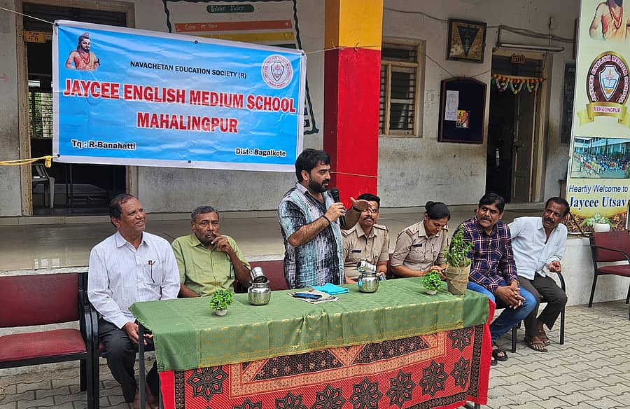 ಮಹಾಲಿಂಗಪುರದ ಜೇಸಿ ಇಂಗ್ಲೀಷ್ ಮಾಧ್ಯಮ ಶಾಲೆಯಲ್ಲಿ ಹಮ್ಮಿಕೊಂಡ ಕಾರ್ಯಕ್ರಮದಲ್ಲಿ ಮಾಸ್ಟರ್ ಆನಂದ ಮಾತನಾಡಿದರು