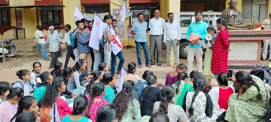 ಹೊಸಕೋಟೆಯ ಸರ್ಕಾರಿ ಪ್ರಥಮ ದರ್ಜೆ ಕಾಲೇಜಿನ ವಿದ್ಯಾರ್ಥಿಗಳು ತಹಶೀಲ್ದಾರ್‌ ಕಚೇರಿ ಎದುರು ಪ್ರತಿಭಟನೆ ನಡೆಸಿದರು