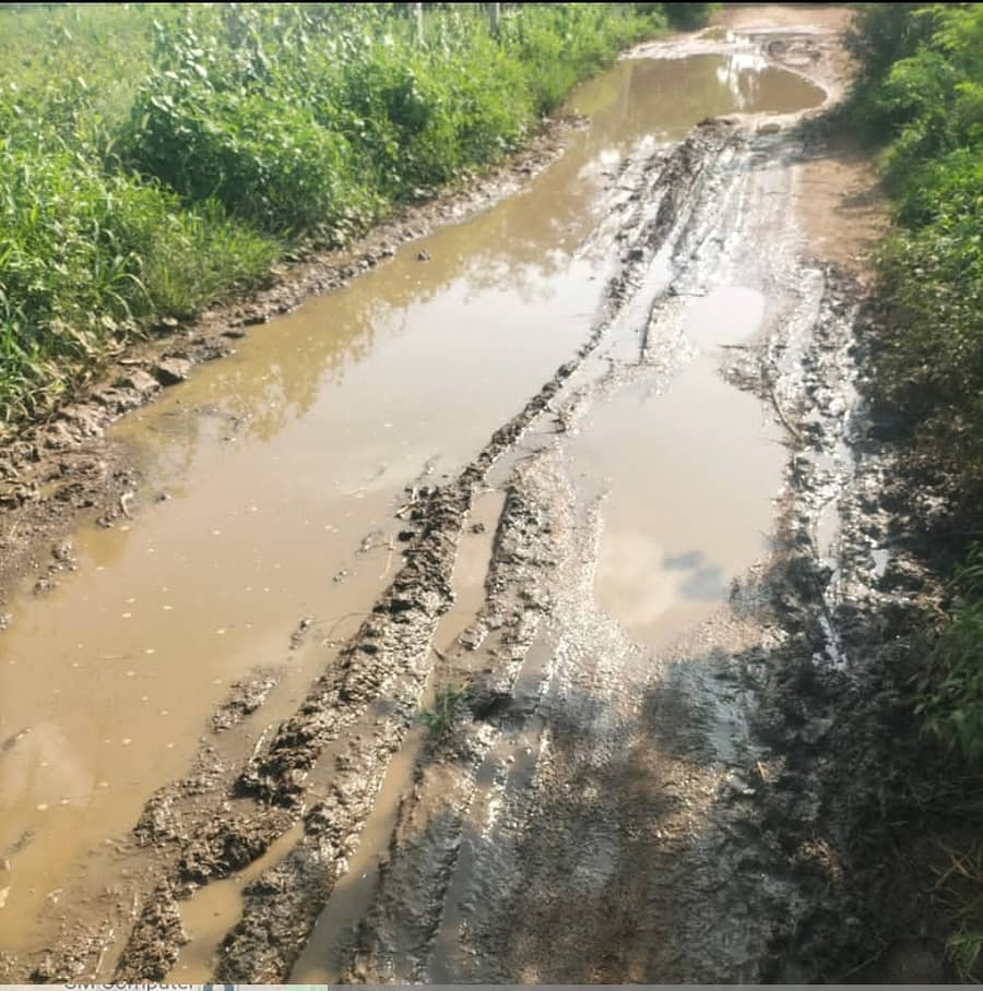 ಜಾಲಹಳ್ಳಿ ಸಮೀಪದ ಬಿ.ಆರ್.ಗುಂಡ ಗ್ರಾಮದಲ್ಲಿ ರಸ್ತೆ ಕೆಸರು ಗದ್ದೆಯಂತಾಗಿರುವುದು