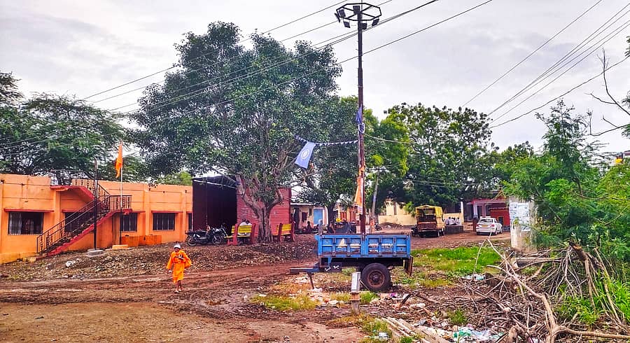 ಬೋಳೆಗಾಂವ ಗ್ರಾಮದ ಹನುಮಾನ ದೇವಸ್ಥಾನದ ಬಳಿ ಬೆಳಕು ನೀಡದಿರುವ ಹೈಮಾಸ್ಟ್ ದೀಪ ಹಾಗೂ ಕೆಸರಿನಿಂದ ಆವರಿಸಿದ ರಸ್ತೆ