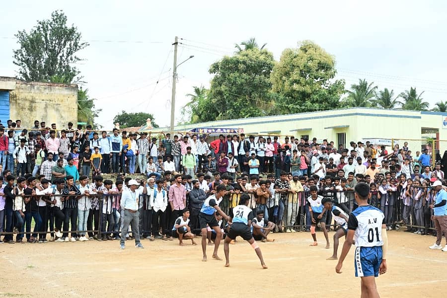 ಕುಣಿಗಲ್ ತಾಲ್ಲೂಕು ಪದವಿಪೂರ್ವ ಕಾಲೇಜು ಮಟ್ಟದ ಕ್ರೀಡಾಕೂಟದಲ್ಲಿ ಕಬಡ್ಡಿ ಪಂದ್ಯವನ್ನು ಪ್ರೇಕ್ಷಕರು ವೀಕ್ಷಿಸಿದರು