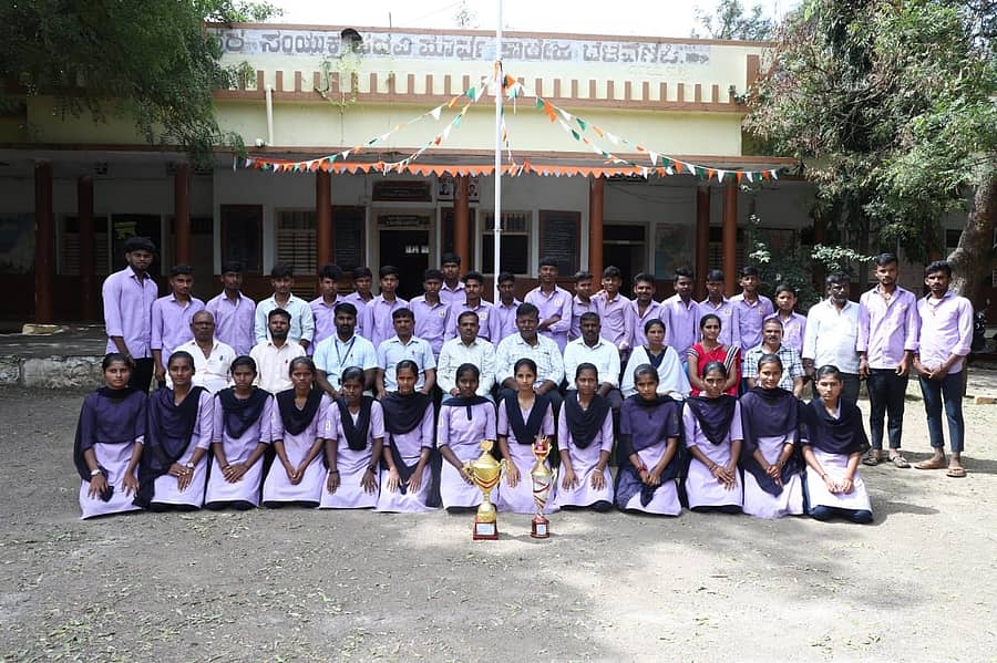 ರೋಣ ತಾಲ್ಲೂಕುಮಟ್ಟದ ಕ್ರೀಡಾಕೂಟದಲ್ಲಿ ಜಯಗಳಿಸಿದ ಬೆಳವಣಿಕಿ ಗ್ರಾಮದ ಎಸ್.ವಿ.ಸಂಯುಕ್ತ ಪದವಿ ಪೂರ್ವ ಮಹಾವಿದ್ಯಾಲಯದ ಕ್ರೀಡಾಪಟುಗಳ ಜತೆಗೆ ಸಿಬ್ಬಂದಿ ಇದ್ದಾರೆ