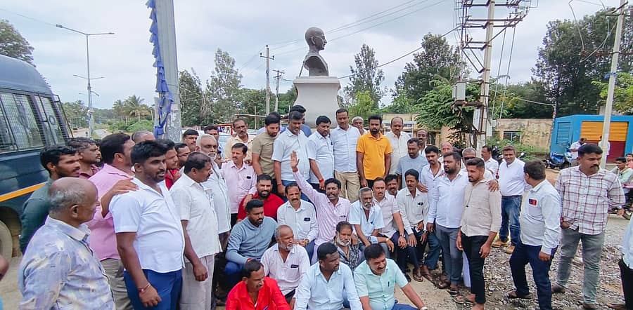 ಮಾಗಡಿ ಎನ್ಇಎಸ್ ವೃತ್ತದ ಬಳಿ ಇರುವ ಗಾಂಧಿ ಪುತ್ಥಳಿ ತೆರವು ಮಾಡದಂತೆ ಜೆಡಿಎಸ್ ನಿಂದ ಪ್ರತಿಭಟನೆ ನಡೆಸಲಾಯಿತು