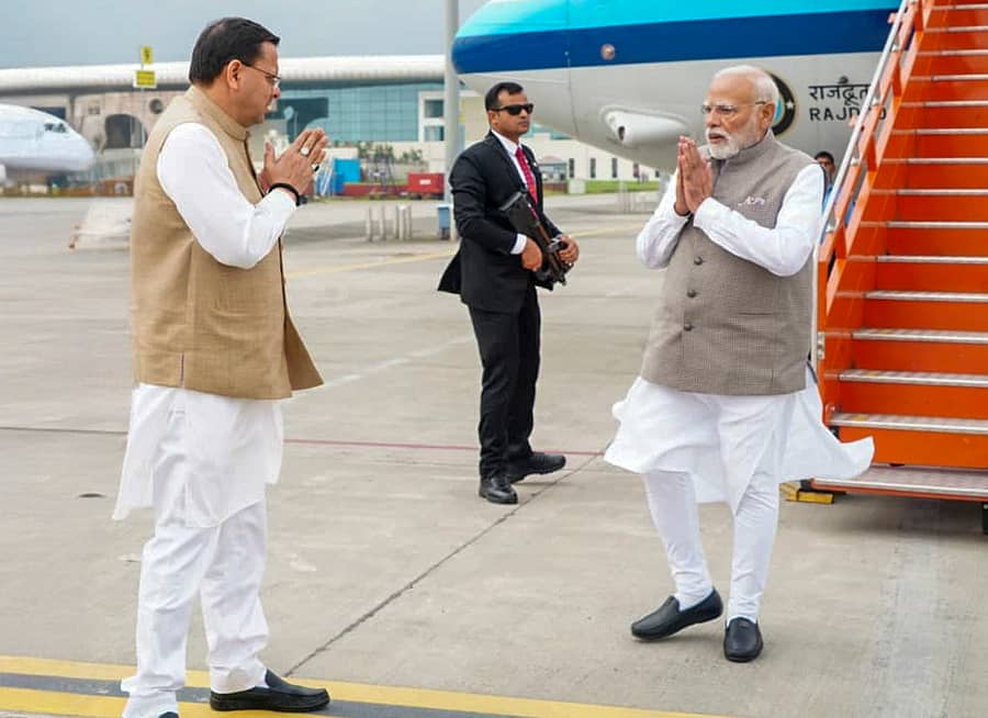 <div class="paragraphs"><p>ಡೆಹ್ರಾಡೂನ್‌ನ ಜಾಲಿ ಗ್ರಾಂಟ್‌ ವಿಮಾನ ನಿಲ್ದಾಣಕ್ಕೆ ಆಗಮಿಸಿದ ಪ್ರಧಾನಿ ನರೇಂದ ಮೋದಿ ಅವರನ್ನು ಮುಖ್ಯಮಂತ್ರಿ ಪುಷ್ಕರ್‌ ಸಿಂಗ್‌&nbsp;ಧಾಮಿ ಅವರು ಬರಮಾಡಿಕೊಂಡರು.&nbsp;&nbsp;</p></div>