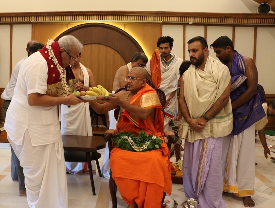 <div class="paragraphs"><p>ಧರ್ಮಸ್ಥಳಕ್ಕೆ ಗುರುವಾರ ಭೇಟಿ ನೀಡಿದ ಉಡುಪಿ ಪೇಜಾವರ ಮಠದ ವಿಶ್ವಪ್ರಸನ್ನತೀರ್ಥ ಸ್ವಾಮೀಜಿ ಅವರನ್ನು ವೀರೇಂದ್ರ ಹೆಗ್ಗಡೆ ಸನ್ಮಾನಿಸಿದರು</p></div>