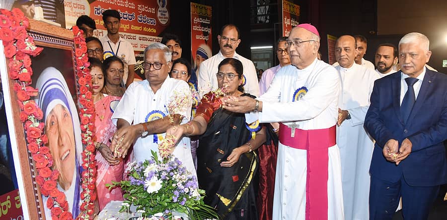 ವಿಚಾರ ಸಂಕಿರಣದಲ್ಲಿ ಮದರ್ ತೆರೆಸಾ ಚಿತ್ರಕ್ಕೆ  ಪುರುಷೋತ್ತಮ ಬಿಳಿಮಲೆ, ಕೆ.ಷರೀಫಾ, ಫಾದರ್ ಅಲೋಶಿಯಸ್ ಪಾಲ್ ಡಿಸೋಜ ಹಾಗೂ ರಾಯ್ ಕ್ಯಾಸ್ಟಲಿನೊ ಪುಷ್ಪಾರ್ಚನೆ ಮಾಡಿದರು