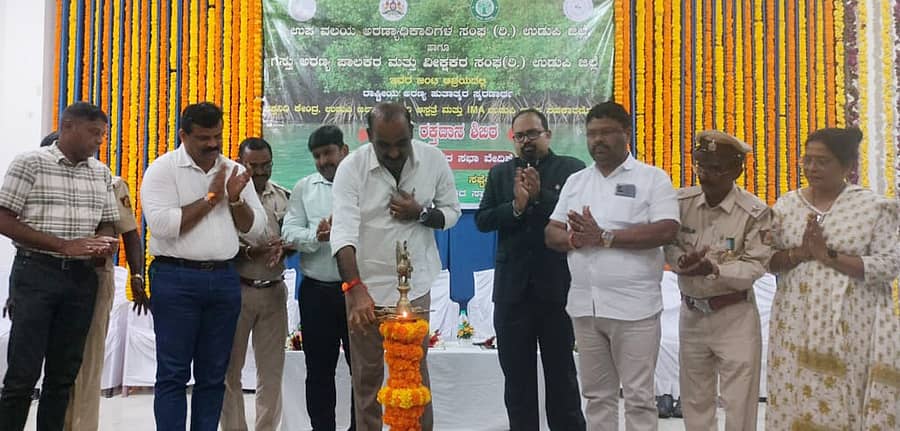 <div class="paragraphs"><p>ರಾಷ್ಟ್ರೀಯ ಅರಣ್ಯ ಹುತಾತ್ಮರ ಸ್ಮರಣಾರ್ಥ ನಡೆದ ಕಾರ್ಯಕ್ರಮವನ್ನು ಶಾಸಕ ಯಶ್ಪಾಲ್ ಸುವರ್ಣ ಉದ್ಘಾಟಿಸಿದರು.</p></div>