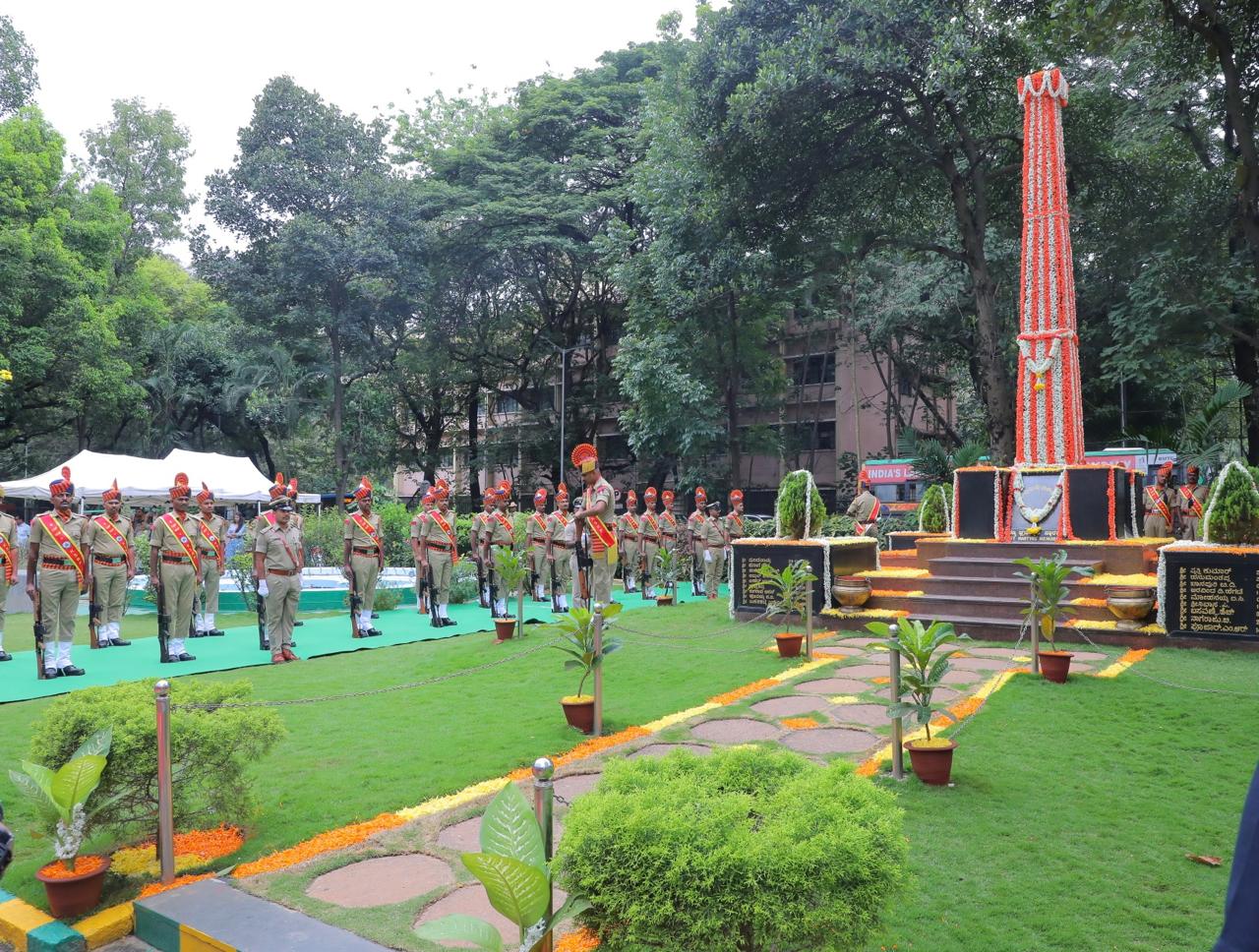 ನಗರದಲ್ಲಿ ಗುರುವಾರ ನಡೆದ ಅರಣ್ಯ ಹುತಾತ್ಮರ ದಿನದಲ್ಲಿ ಗೌರವ ಸಲ್ಲಿಸಲಾಯಿತು.