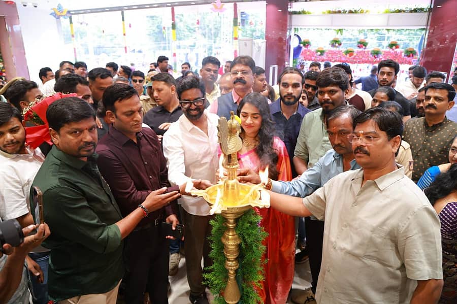 ಹುಬ್ಬಳ್ಳಿಯ ಗೋಕುಲ ರಸ್ತೆ ಹೊಸ ಬಸ್ ನಿಲ್ದಾಣದ ಬಳಿ ನಿರ್ಮಾಣಗೊಂಡ ಮಾಂಗಳ್ಯ ಶಾಪಿಂಗ್ ಮಾಲ್ ಅನ್ನು ನಟಿ ರುಕ್ಮಿಣಿ ವಸಂತ್ ಗುರುವಾರ ಉದ್ಘಾಟಿಸಿದರು