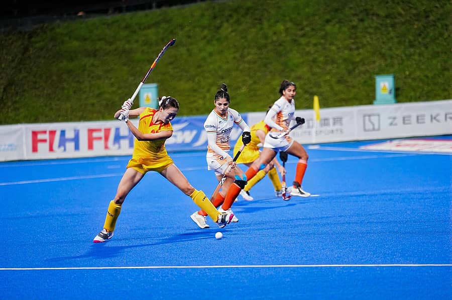 ಗೋಲು ಹೊಡೆಯುವ ಯತ್ನದಲ್ಲಿ ಚೀನಾದ ಆಟಗಾರ್ತಿ –‘ಎಕ್ಸ್‌’ ಚಿತ್ರ