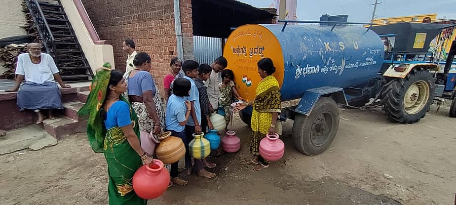 ನವಲಗುಂದ ತಾಲ್ಲೂಕಿನ ಗುಡಿಸಾಗರ ಗ್ರಾಮಕ್ಕೆ ಟ್ಯಾಂಕರ್ ಮೂಲಕ ಕುಡಿಯುವ ನೀರನ್ನು ಸರಬರಾಜು ಮಾಡಲಾಯಿತು