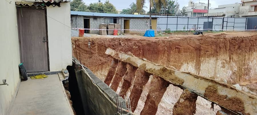 ಮಳೆಯಿಂದ ಅಪಾರ್ಟ್ಮೆಂಟ್ ಗೊಡೆ ಕುಸಿದಿರುವುದು