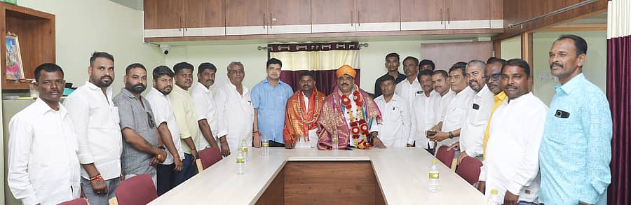 ಬಾಗಲಕೋಟೆ ತಾಲ್ಲೂಕಿನ ನೀರಲಕೇರಿ ಪ್ರಾಥಮಿಕ ಕೃಷಿ ಪತ್ತಿನ ಸಹಕಾರ ಸಂಘಕ್ಕೆ ಅಧ್ಯಕ್ಷರಾಗಿ ದುಂಡಪ್ಪ ಏಳೆಮ್ಮಿ,  ಉಪಾಧ್ಯಕ್ಷರಾಗಿ ರಂಗಪ್ಪ ಪೂಜಾರಿ ಆಯ್ಕೆಯಾದರು