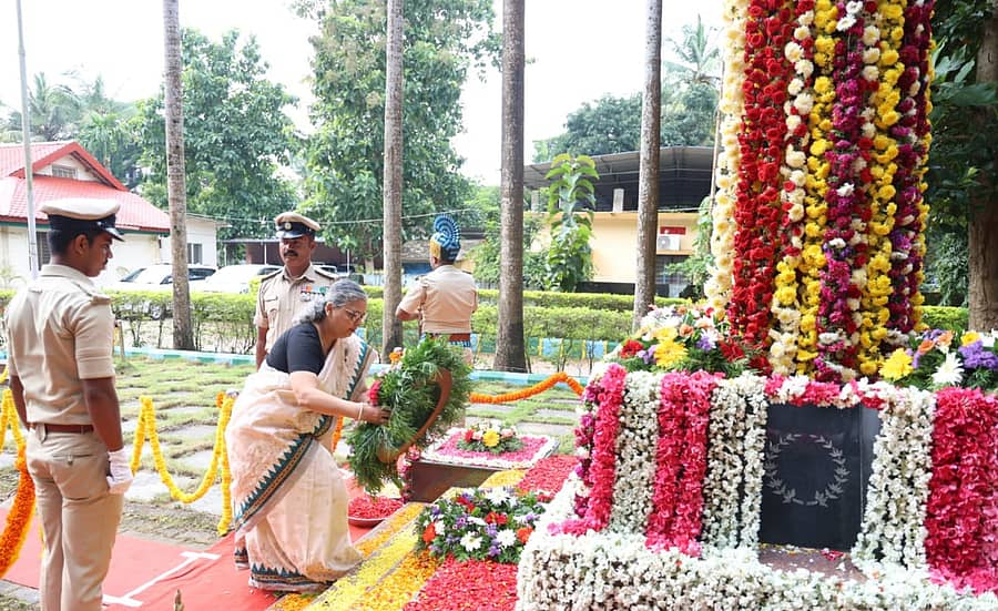 ಕಾರವಾರದ ಡಿಸಿಎಫ್ ಕಚೇರಿ ಆವರಣದಲ್ಲಿರುವ ಅರಣ್ಯ ಹುತಾತ್ಮರ ಸ್ಮಾರಕಕ್ಕೆ ಜಿಲ್ಲಾ ಉಸ್ತುವಾರಿ ಕಾರ್ಯದರ್ಶಿ ಸುಷ್ಮಾ ಗೋಡಬೋಲೆ ಹೂಗುಚ್ಛ ಅರ್ಪಿಸುವ ಮೂಲಕ ಹುತಾತ್ಮರಿಗೆ ಗೌರವ ಅರ್ಪಿಸಿದರು.