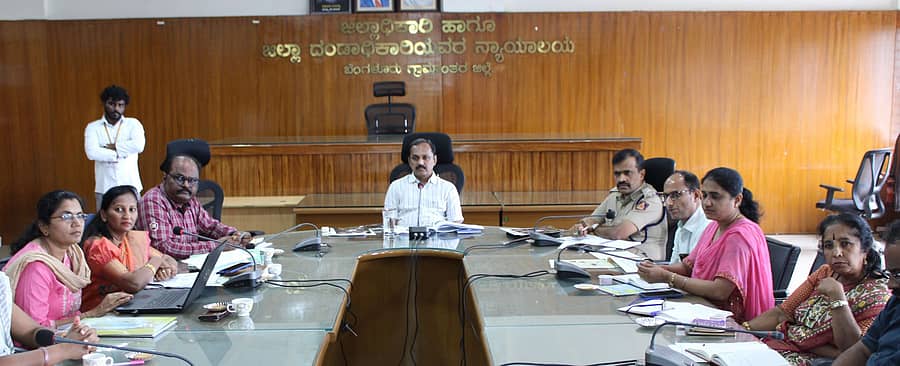 ದೇವನಹಳ್ಳಿಯ ಜಿಲ್ಲಾಡಳಿತ ಭವನದಲ್ಲಿ ನಡೆದ ಜಿಲ್ಲಾ ತಂಬಾಕು ನಿಯಂತ್ರಣ ಕೋಶದ ಪ್ರಗತಿ ಪರಿಶೀಲನಾ ಸಭೆ ಮತ್ತು ಜಿಲ್ಲಾ ಕಣ್ಗಾವಲು ಸಮಿತಿ ಮತ್ತು ಜಿಲ್ಲಾ ಕಾರ್ಯಕಾರಿ ಸಮಿತಿಯ ತ್ರೈಮಾಸಿಕ ಪ್ರಗತಿ ಪರಿಶೀಲನಾ ಸಭೆಯಲ್ಲಿ ಜಿಲ್ಲಾಧಿಕಾರಿ ಎ.ಬಿ. ಬಸವರಾಜು ಮಾಡಿದರು