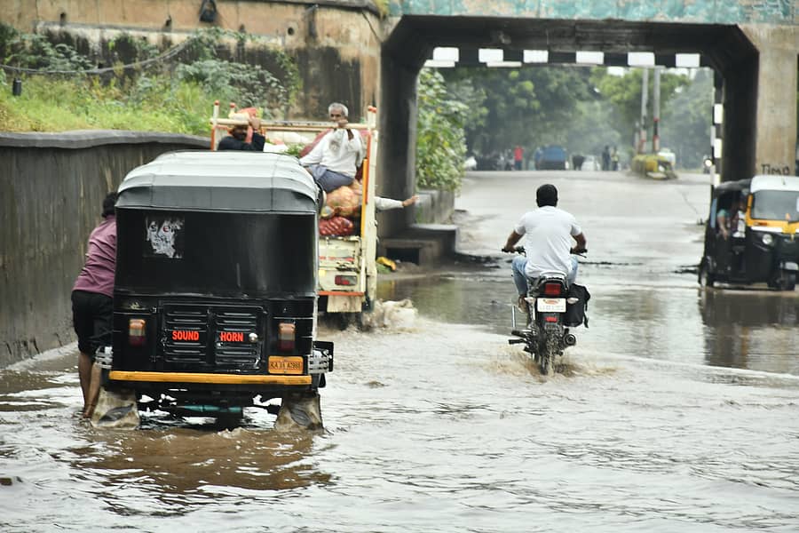 ಬುಧವಾರ ರಾತ್ರಿ ಸುರಿದ ಮಳೆಯಿಂದಾಗಿ ಬಳ್ಳಾರಿ ನಗರ ನಲ್ಲಚೆರುವು ಬಳಿಯ ಕೆಳಸೇತುವೆಯಲ್ಲಿ ನೀರು ನಿಂತು ವಾಹನ ಸಂಚಾರಕ್ಕೆ ಅಡಚಣೆ ಉಂಟಾಯಿತು