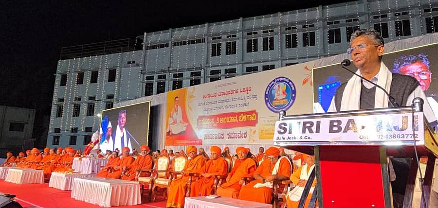 ಬೆಳಗಾವಿಯಲ್ಲಿ ಗುರುವಾರ ನಡೆದ ‘ಬಸವ ಸಂಸ್ಕೃತಿ ಅಭಿಯಾನ’ದಲ್ಲಿ ಜಿಲ್ಲಾ ಉಸ್ತುವಾರಿ ಸಚಿವ ಸತೀಶ ಜಾರಕಿಹೊಳಿ ಮಾತನಾಡಿದರು. ನಾಡಿನ ವಿವಿಧ ಮಠಾಧೀಶರು, ಶರಣೆಯರೂ ಪಾಲ್ಗೊಂಡರು ಪ್ರಜಾವಾಣಿ ಚಿತ್ರ