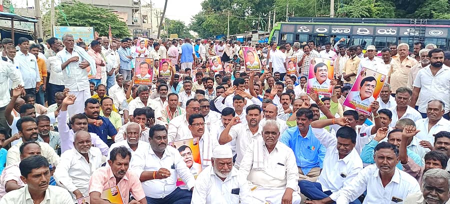 ಸಂಪುಟದಿಂದ ಕೆ.ಎನ್‌. ರಾಜಣ್ಣ ವಜಾ ಖಂಡಿಸಿ ಕೊಡಿಗೇನಹಳ್ಳಿಯಲ್ಲಿ ಗುರುವಾರ ಪ್ರತಿಭಟನೆ ನಡೆಯಿತು