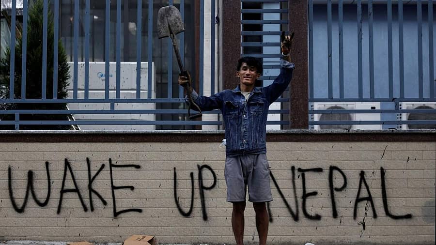 <div class="paragraphs"><p>ಹಿಂಸಾಚಾರ ಪೀಡಿತ ನೇಪಾಳದಲ್ಲಿ ಗೋಡೆಬರಹದ ಎದುರುಸಲಿಕೆ ಹಿಡಿದ ಯುವಕ</p></div>