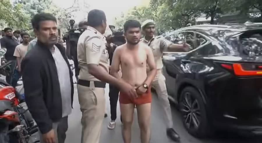  ಅರೆಬೆತ್ತಲೆ ಸ್ಥಿತಿಯಲ್ಲಿದ್ದ ಬಸ್ ಚಾಲಕನನ್ನು ಪೊಲೀಸರು ಕರೆದೊಯ್ದರು. 