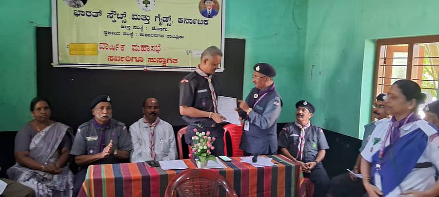 ಕುಶಾಲನಗರ ಸಮೀಪದ ಮುಳ್ಳುಸೋಗೆ ಸರ್ಕಾರಿ ಹಿರಿಯ ಪ್ರಾಥಮಿಕ ಶಾಲೆಯಲ್ಲಿ ಸ್ಕೌಟ್ಸ್, ಗೈಡ್ಸ್ ವತಿಯಿಂದ ಏರ್ಪಡಿಸಿದ್ದ ವಾರ್ಷಿಕ ಮಹಾಸಭೆಯಲ್ಲಿ ಡಾ.ಪ್ರವೀಣ್ ಅವರಿಗೆ ಜಿಲ್ಲಾಧ್ಯಕ್ಷ ಕೆ.ಟಿ.ಬೇಬಿ ಮ್ಯಾಥ್ಯೂ ಪ್ರಮಾಣ ಪತ್ರ ವಿತರಿಸಿದರು