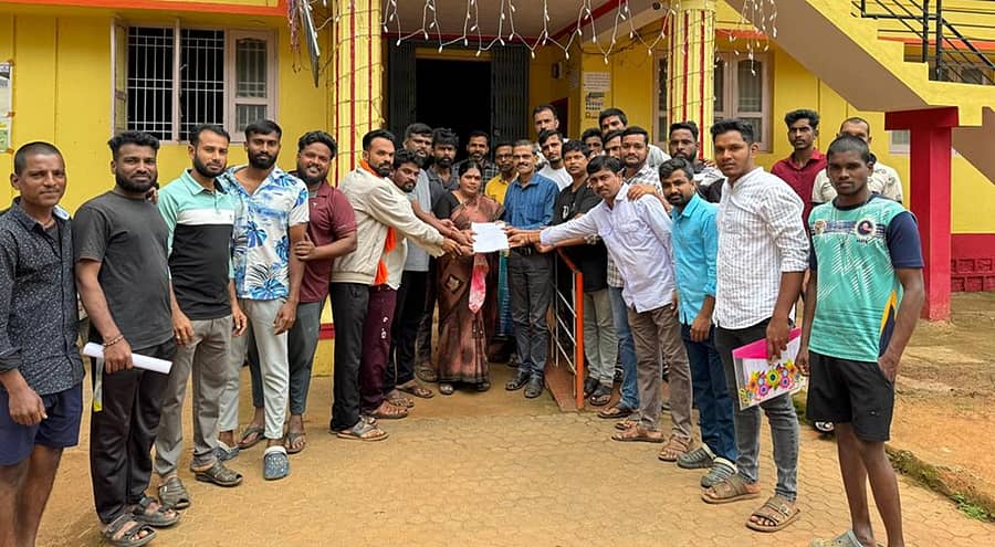 ಮುಂಡಗೋಡ ತಾಲ್ಲೂಕಿನ ಮಳಗಿ ಗ್ರಾಮ ಪಂಚಾಯಿತಿ ವ್ಯಾಪ್ತಿಯಲ್ಲಿ ಕ್ರೀಡಾಂಗಣಕ್ಕೆ ಜಾಗ ಮೀಸಲಿಡುವಂತೆ ಒತ್ತಾಯಿಸಿ ಗ್ರಾಮಸ್ಥರು ಗ್ರಾಮ ಪಂಚಾಯಿತಿ ಅಧ್ಯಕ್ಷೆ ಕಸ್ತೂರಿ ತಳವಾರ ಅವರಿಗೆ ಗುರುವಾರ ಮನವಿ ಸಲ್ಲಿಸಿದರು