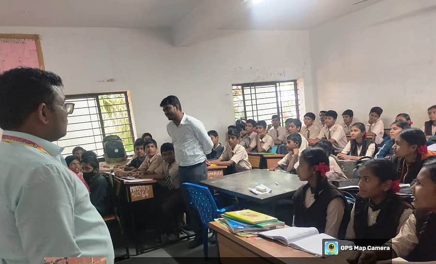 ಕುಷ್ಟಗಿ ತಾಲ್ಲೂಕು ಹಿರೇಬನ್ನಿಗೋಳದಲ್ಲಿರುವ ಅಲ್ಪಸಂಖ್ಯಾತರ ಕಲ್ಯಾಣ ಇಲಾಖೆಯ ಮೊರಾರ್ಜಿ ವಸತಿ ಶಾಲೆಗೆ ಇಲಾಖೆಯ ಜಿಲ್ಲಾ ಅಧಿಕಾರಿ ಅಜ್ಮೀರ್‌ ಅಲಿ ಗುರುವಾರ ಭೇಟಿ ನೀಡಿದರು