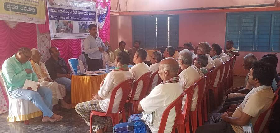 ಶಿಗ್ಗಾವಿ ತಾಲ್ಲೂಕಿನ ಹಿರೇಮಣಕಟ್ಟಿ ಗ್ರಾಮದಲ್ಲಿ ಗುರುವಾರ ಹಾವೇರಿ ಹನುಮನಮಟ್ಟಿ ಕೃಷಿ ವಿಜ್ಞಾನ ಕೇಂದ್ರದಿಂದ ಬೈಫ್ ಸಂಸ್ಥೆಯ ಸಹಯೋಗದಲ್ಲಿ ನಡೆದ ರಸಮೇವು ತಯಾರಿಕೆಯ ತರಬೇತಿ ಕಾರ್ಯಕ್ರಮದಲ್ಲಿ ಪಶು ವಿಜ್ಞಾನಿ ಡಾ. ಮಹೇಶ ಕಡಗಿ ಮಾತನಾಡಿದರು