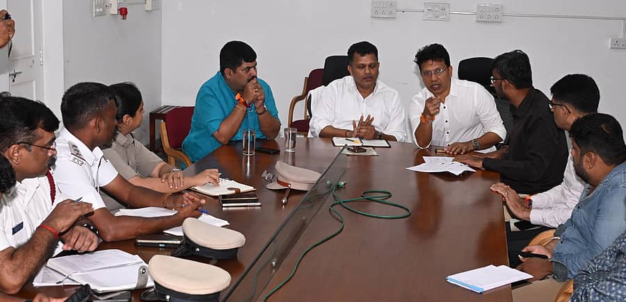 <div class="paragraphs"><p>ಸಭೆಯಲ್ಲಿ ಶಾಸಕ ವೇದವ್ಯಾಸ ಕಾಮತ್, ಸಂಸದ ಕ್ಯಾಪ್ಟನ್ ಬ್ರಿಜೇಶ್ ಚೌಟ, ಶಾಸಕ ಸ ಶಾಸಕ ಭರತ್ ಶೆಟ್ಟಿ, ಎನ್ಎಚ್ಎಐ ಯೋಜನಾ ನಿರ್ದೇಶಕ ಜಾವೇದ್ ಅಜ್ಮಿ ಮತ್ತಿತರರು ಭಾಗವಹಿಸಿದ್ದರು.</p></div>