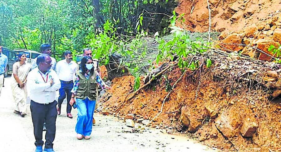 <div class="paragraphs"><p>ಹೆತ್ತೂರು ಹೋಬಳಿಯ ಬಿಸ್ಲೆ ಘಾಟ್ನಲ್ಲಿ ರಸ್ತೆ ಬದಿ ಭೂ ಕುಸಿತ ಆಗಿರುವ ಸ್ಥಳಕ್ಕೆ ಜಿಲ್ಲಾಧಿಕಾರಿ ಕೆ.ಎಸ್.ಲತಾಕುಮಾರಿ ಭೇಟಿ ನೀಡಿ ಪರಿಶೀಲಿಸಿದರು</p></div>