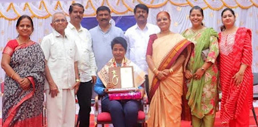 ರಾಣೆಬೆನ್ನೂರಿನ ನ್ಯಾಷನಲ್ ಪಬ್ಲಿಕ್ ಸ್ಕೂಲಿನಲ್ಲಿ ಗುರುವಾರ ನಡೆದ ನಾಯಕತ್ವ ಪ್ರತಿಜ್ಞಾ ಸ್ವೀಕಾರ ಸಮಾರಂಭದಲ್ಲಿ ಜಿಲ್ಲಾ ಪೊಲೀಸ್ ವರಿಷ್ಠಾಧಿಕಾರಿ ಯಶೋಧಾ ವಂಟಗೋಡಿ ಅವರನ್ನು ಶಾಲಾ ಸಮಿತಿ ಪದಾಧಿಕಾರಿಗಳು ಸನ್ಮಾನಿಸಿದರು