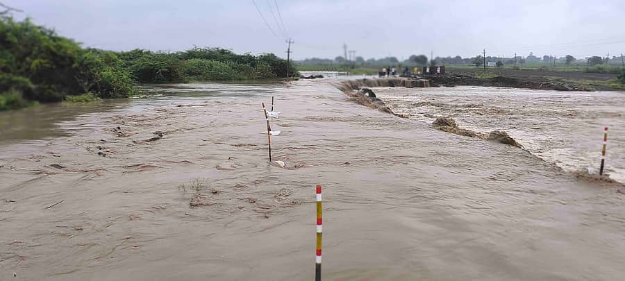 <div class="paragraphs"><p>ಧಾರಾಕಾರ ಮಳೆ</p></div>