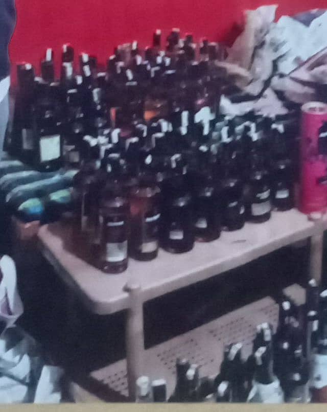 ಧಾರವಾಡದ ಕುಂಬಾರ ಓಣಿಯ ಮನೆಯಲ್ಲಿ ಅಕ್ರಮವಾಗಿ ಸಂಗ್ರಹಿಸಿಟ್ಟಿದ್ದ ಮದ್ಯದ ಬಾಟಲಿಗಳು