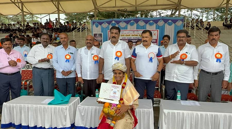 ಅಂತರರಾಷ್ಟ್ರೀಯ ಮಟ್ಟದ ಅಥ್ಲೆಟಿಕ್ಸ್‌ ಕ್ರೀಡಾಕೂಟದಲ್ಲಿ ಚಿನ್ನದ ಪದಕ ಪಡೆದಿರುವ ತಾಲ್ಲೂಕಿನ ಕ್ರಿಡಾಪಟು ವಿಜಯಕುಮಾರಿಯನ್ನು ಶಾಸಕರು ಮತ್ತು ಗಣ್ಯರು ಅಭಿನಂದಿಸಿದರು