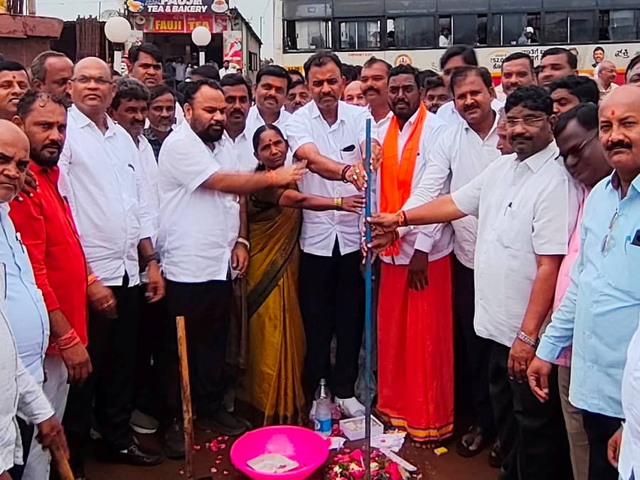 ಬೀದರ್ ತಾಲ್ಲೂಕಿನ ಕಮಠಾಣದಿಂದ ಸಂಗೋಳಗಿಗೆ ಸಂಪರ್ಕ ಕಲ್ಪಿಸುವ ರಸ್ತೆ ಕಾಮಗಾರಿಗೆ ಶಾಸಕ ಡಾ. ಶೈಲೇಂದ್ರ ಬೆಲ್ದಾಳೆ ಬುಧವಾರ ಚಾಲನೆ ನೀಡಿದರು