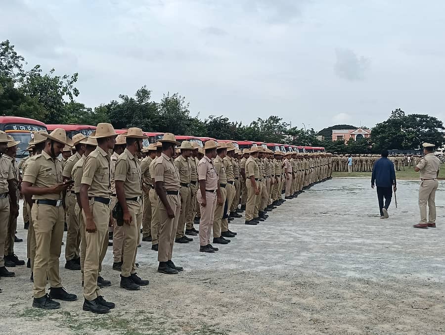 ಚಿತ್ರದುರ್ಗದ ಮುರುಘಾರಾಜೇಂದ್ರ ಕ್ರೀಡಾಂಗಣದಲ್ಲಿ ಶೋಭಾಯಾತ್ರೆಯ ಭದ್ರತೆಗೆ ಸಜ್ಜುಗೊಳ್ಳುತ್ತಿರುವ ಪೊಲೀಸ್ ಸಿಬ್ಬಂದಿ