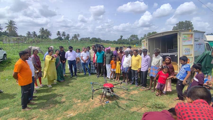 ಗೌರಿಬಿದನೂರು ತಾಲ್ಲೂಕಿನ ಮುದುಗೆರೆ ಗ್ರಾಮದ ಜಮೀನಿನಲ್ಲಿ ಡ್ರೋನ್ ಸಹಾಯದಿಂದ ದ್ರವ ರೂಪದ ಯೂರಿಯಾ ಸಿಂಪಡಣೆ