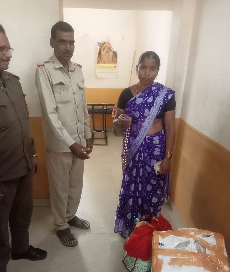 ಮಹಾಲಿಂಗಪುರ ಬಸ್ ನಿಲ್ದಾಣದಲ್ಲಿ ಮಹಿಳೆಗೆ 1 ತೊಲೆ ಬಂಗಾರದ ಆಭರಣವನ್ನು ಸಾರಿಗೆ ನಿಯಂತ್ರಣ ಅಧಿಕಾರಿ ನೀಡಿದರು