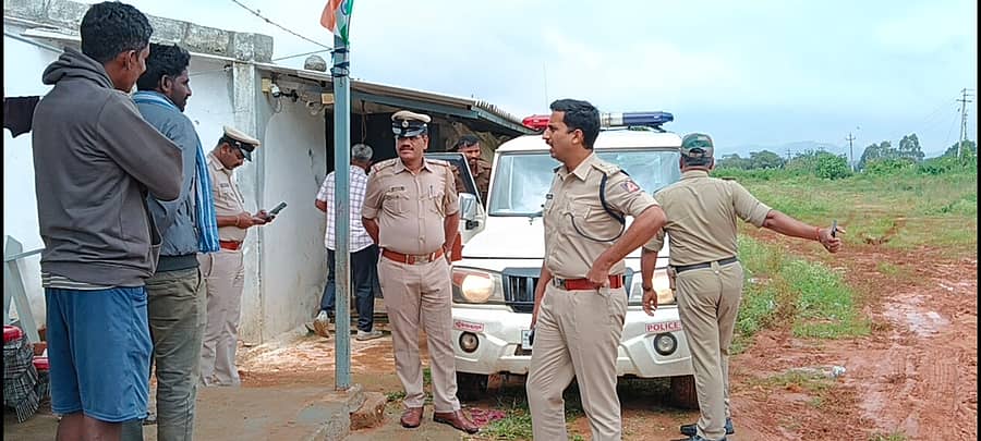 ಕೆರೆಯಲ್ಲಿ ಹೂತಿದ್ದ ವಿದ್ಯುತ್ ಕಾರ್ಮಿಕನ ಶವ ಹೊರತೆಗೆದ ಪೊಲೀಸರು