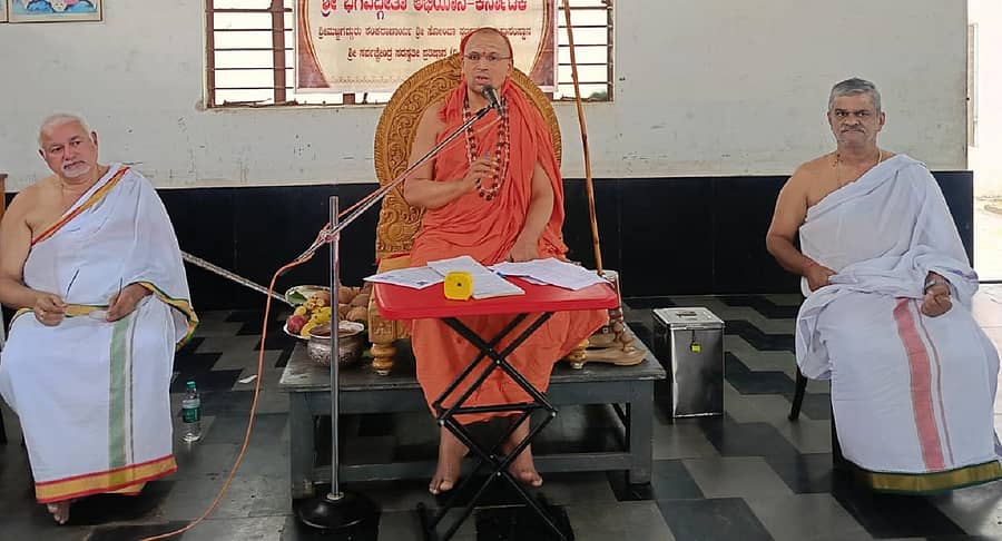 ಶಿವಮೊಗ್ಗ ಶಂಕರಮಠದ ಆವರಣದಲ್ಲಿ ಆಯೋಜಿಸಿದ್ದ ಭಗವದ್ಗೀತೆ ಅಭಿಯಾನದ ಪೂರ್ವಭಾವಿ ಸಭೆಯಲ್ಲಿ ಸೋಂದಾ ಸ್ವರ್ಣವಲ್ಲೀ ಸಂಸ್ಥಾನದ ಗಂಗಾಧರೇಂದ್ರ ಸರಸ್ವತಿ ಸ್ವಾಮೀಜಿ ಮಾತನಾಡಿದರು