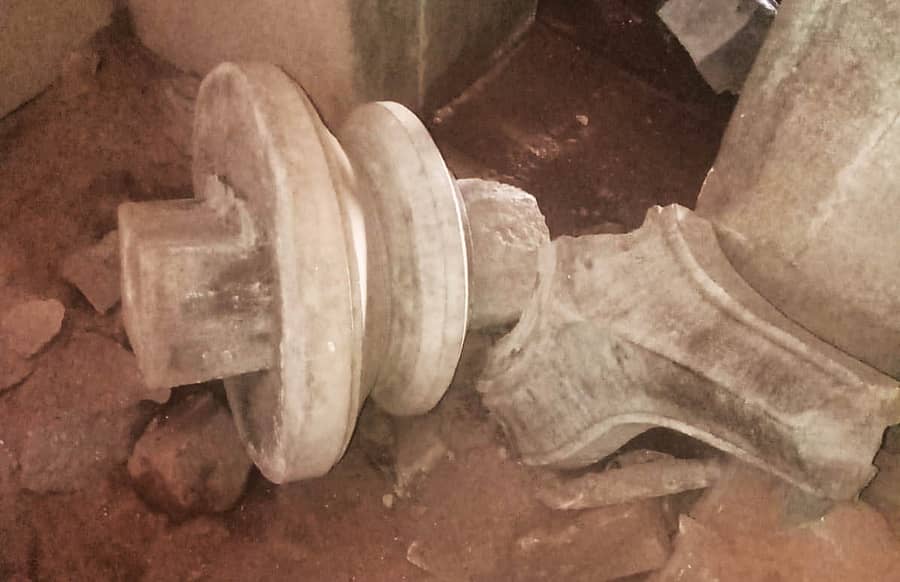 ಮರಿಯಮ್ಮನಹಳ್ಳಿ ಸಮೀಪದ ತಿಮ್ಮಲಾಪುರದ ಐತಿಹಾಸಿಕ ತ್ರಿಕೂಟೇಶ್ವರ ದೇವಸ್ಥಾನದಲ್ಲಿ ದುಷ್ಕರ್ಮಿಗಳು ನಿಧಿ ಆಸೆಗೆ ಶಿವಲಿಂಗ ಕಿತ್ತು ಹಾಕಿರುವುದು